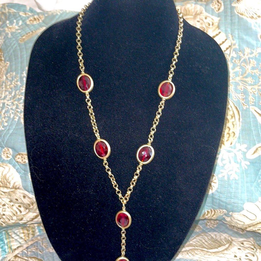 Chicos red faceted cabochons with heavy round flat linked gold chain and tassel - Picture 4 of 15